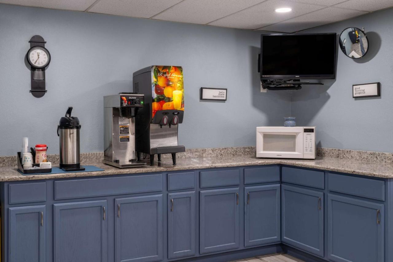 Super 8 By Wyndham Merrillville Exterior photo